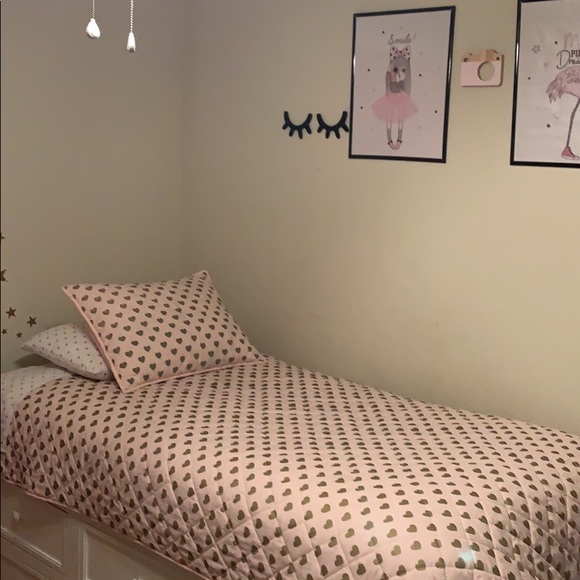 Girly room bedding with decor